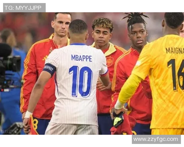 欧冠赛场惊现奇葩事件球迷冲入场内抢夺C罗球衣 欧冠赛场惊现奇葩事件球迷冲入场内抢夺C罗球衣